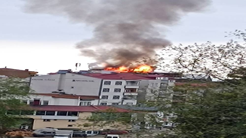 Vakfıkebir&rsquo;de &ccedil;atı yangını korkuttu
