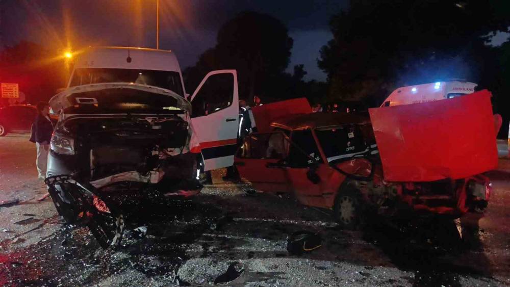 Manavgat&rsquo;ta tur minib&uuml;s&uuml; ile otomobil &ccedil;arpıştı: 4 yaralı
