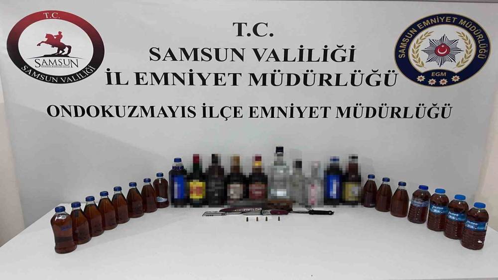 Alkoll&uuml; s&uuml;r&uuml;c&uuml;n&uuml;n aracından sahte i&ccedil;ki &ccedil;ıktı
