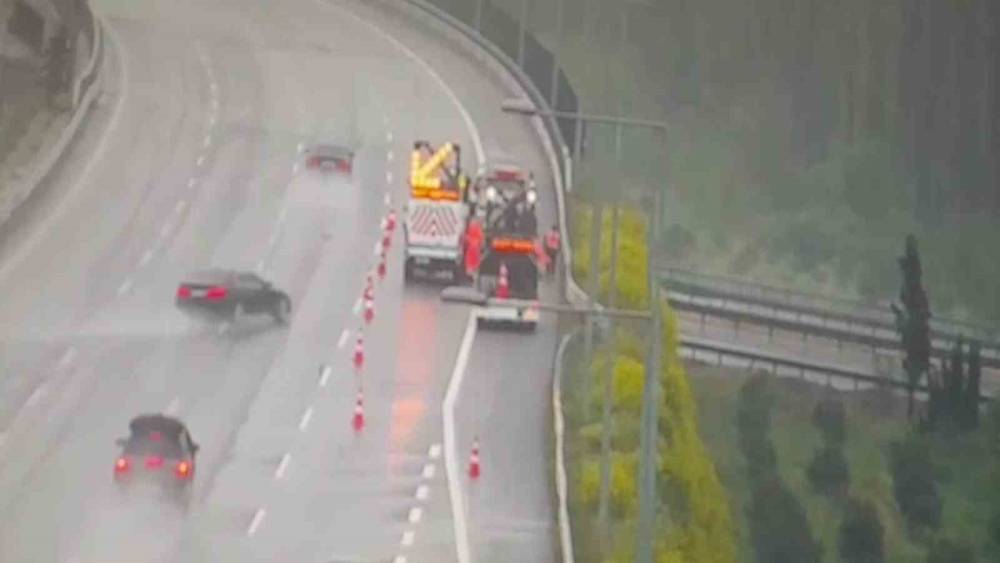 &Ouml;nce bariyere, ardından otoyol &ccedil;alışanlarına &ccedil;arptı: O anlar kamerada
