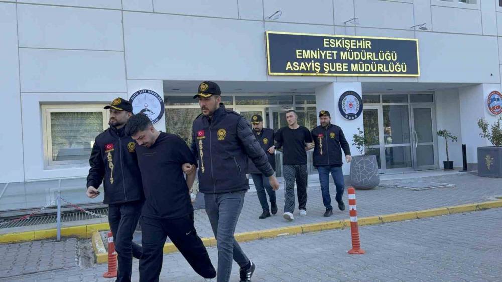 1 kişinin &ouml;ld&uuml;ğ&uuml; ve 1 kişinin de yaralandığı olayla ilgili yakalanan 3 ş&uuml;pheli adliyeye sevk edildi
