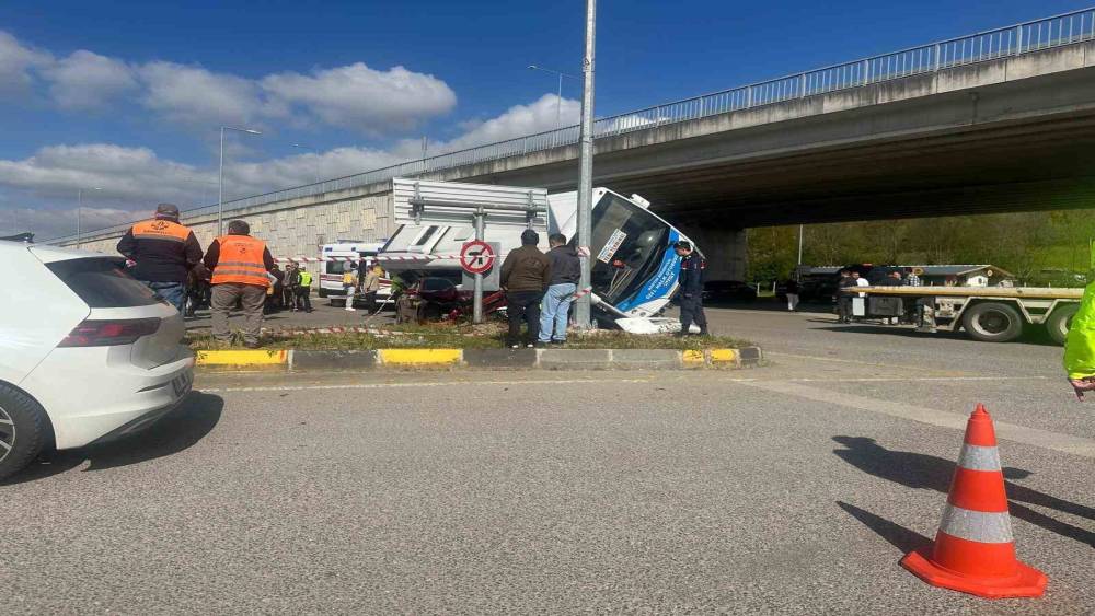 Bartın&rsquo;da halk otob&uuml;s&uuml; otomobilin &uuml;zerine devrildi: 44 yaralı
