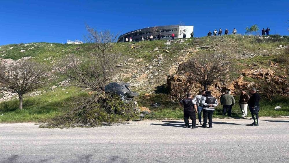 Park halindeki otomobil hareket ederek u&ccedil;uruma yuvarlandı

