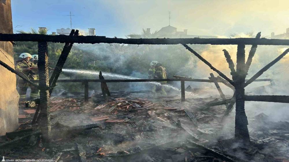 Restoran &ccedil;atısı alevlere teslim oldu
