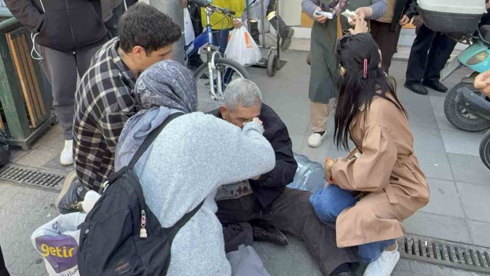 Yaşlı adama yumruk atan &ccedil;ocuk tutuklandı
