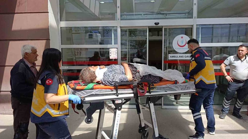 &Ouml;nce yolcu d&uuml;şt&uuml;, sonra motosiklet devrildi: 2 yaralı
