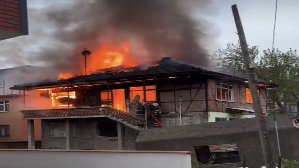 D&uuml;zce&rsquo;de iki katlı ev alev topuna d&ouml;nd&uuml;
