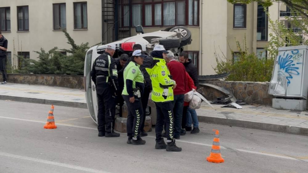Edirne&rsquo;de kontrolden &ccedil;ıkan hafif ticari ara&ccedil; yan yattı: S&uuml;r&uuml;c&uuml; yaralandı
