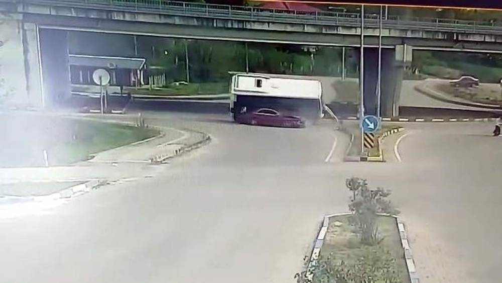 Bartın&rsquo;da 44 kişinin yaralandığı otob&uuml;s kazasının g&ouml;r&uuml;nt&uuml;s&uuml; ortaya &ccedil;ıktı
