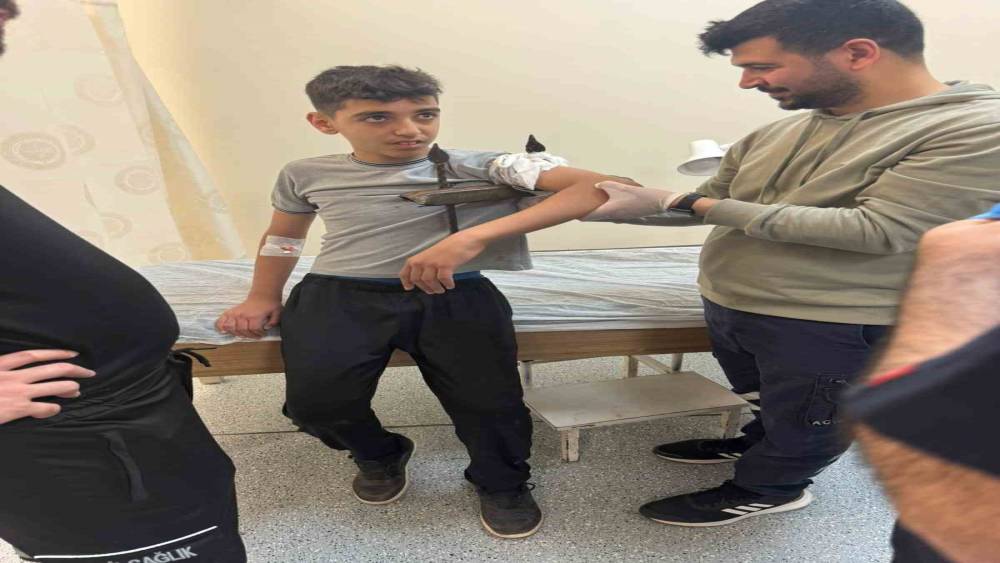 Diyarbakır&rsquo;da demir korkuluk, k&uuml;&ccedil;&uuml;k &ccedil;ocuğun koluna saplandı
