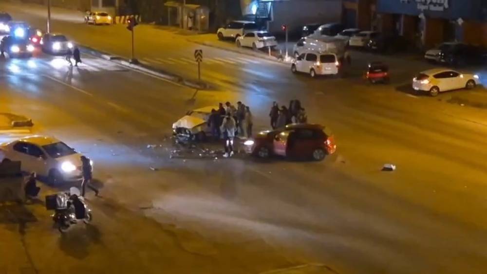 Otomobiller kafa kafaya &ccedil;arpıştı; 2 yaralı
