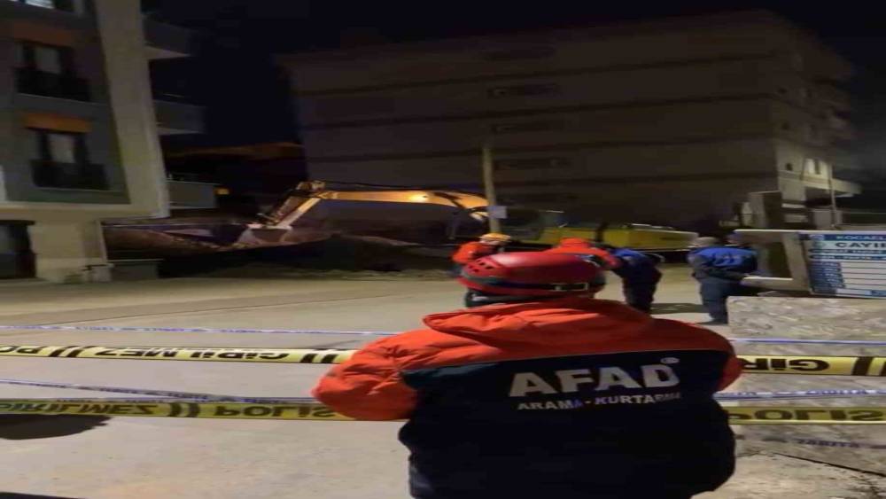 Temel kazısında toprak kaydı, &ccedil;atırdama sesleri gelen 5 katlı bina boşaltıldı
