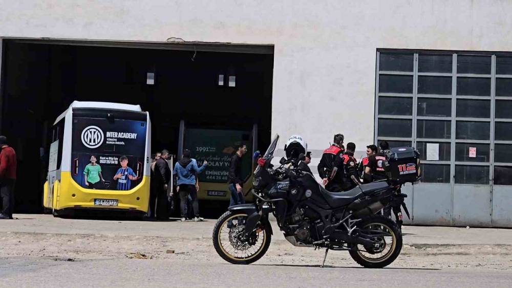 Otomobilini tamire g&ouml;t&uuml;rd&uuml;ğ&uuml; tamircide vuruldu
