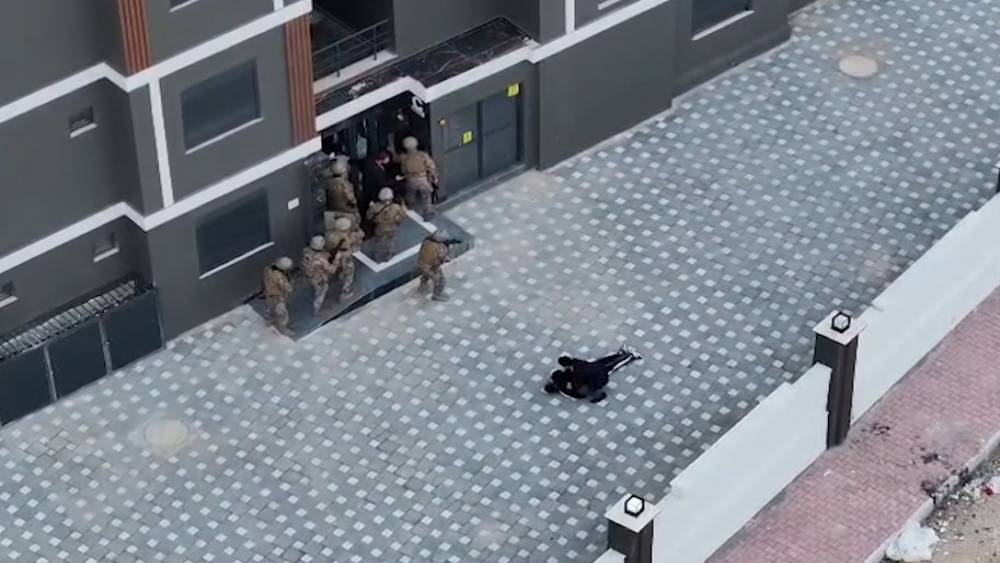 İkiz plakalarla il&ccedil;eleri gezip evlerden hırsızlık yaptılar, 11&rsquo;incisinde yakayı ele verdiler
