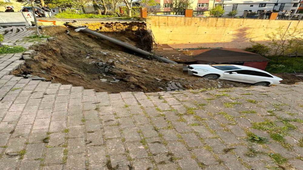 &Ccedil;&ouml;ken duvarla birlikte otomobil okul bah&ccedil;esine d&uuml;şt&uuml;
