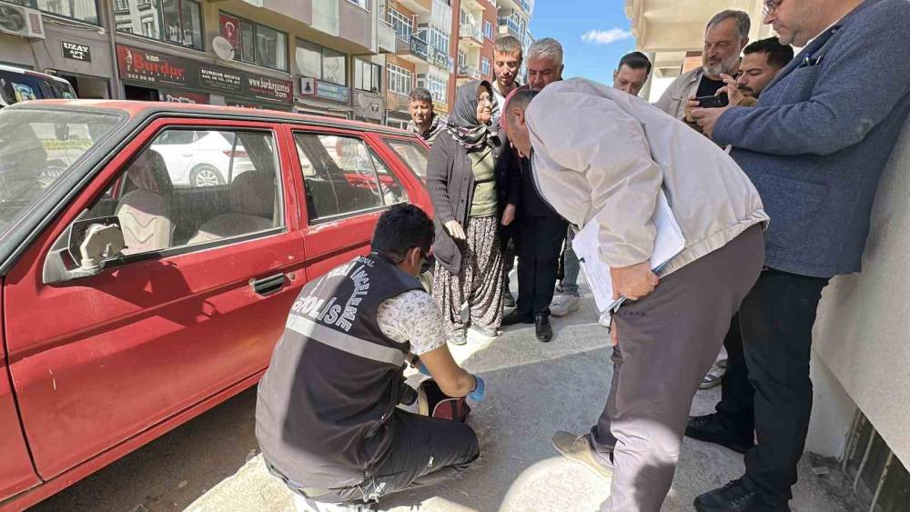 Kadının kapıda unuttuğu &ccedil;antadaki altın ve paraları &ccedil;aldılar
