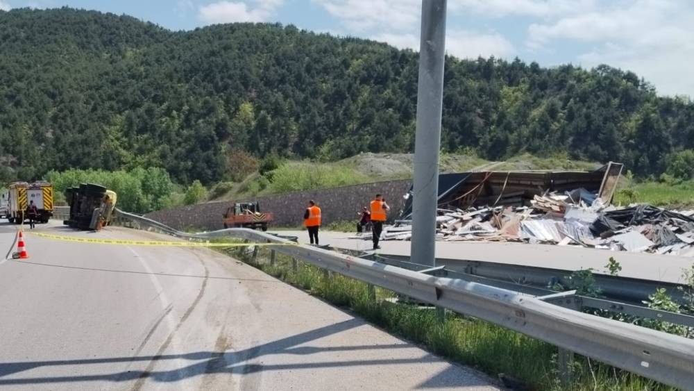 Amasya&rsquo;da devrilen tırın s&uuml;r&uuml;c&uuml;s&uuml; hayatını kaybetti
