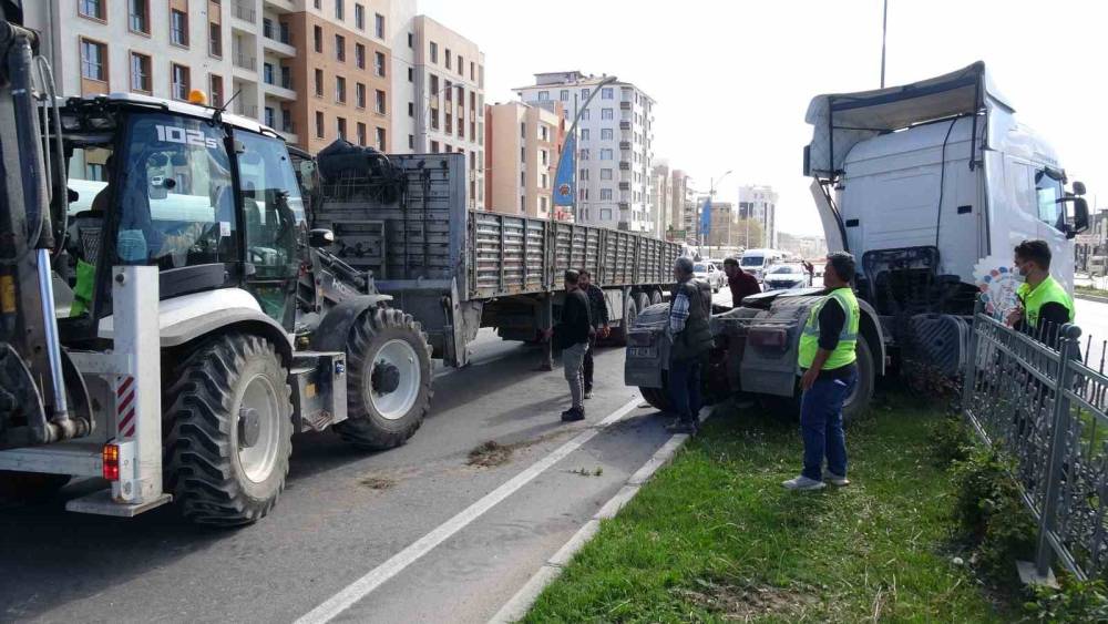 Malatya&rsquo;da &ccedil;ekici ref&uuml;je &ccedil;ıktı, trafik kilitlendi
