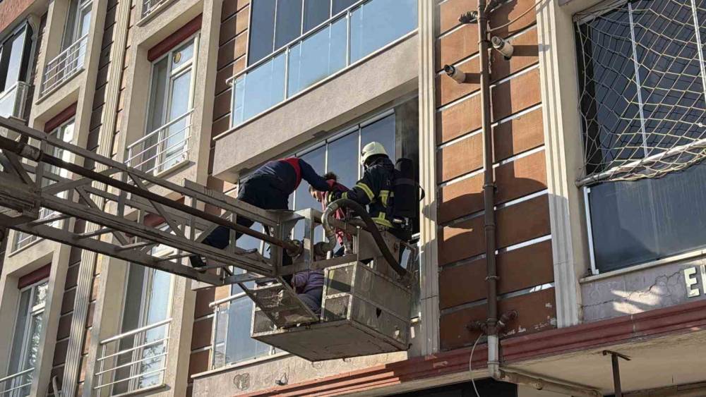 Tokat&rsquo;ta apartman dairesinde yangın: Dumandan etkilenen anne ve &ccedil;ocukları balkondan tahliye edildi
