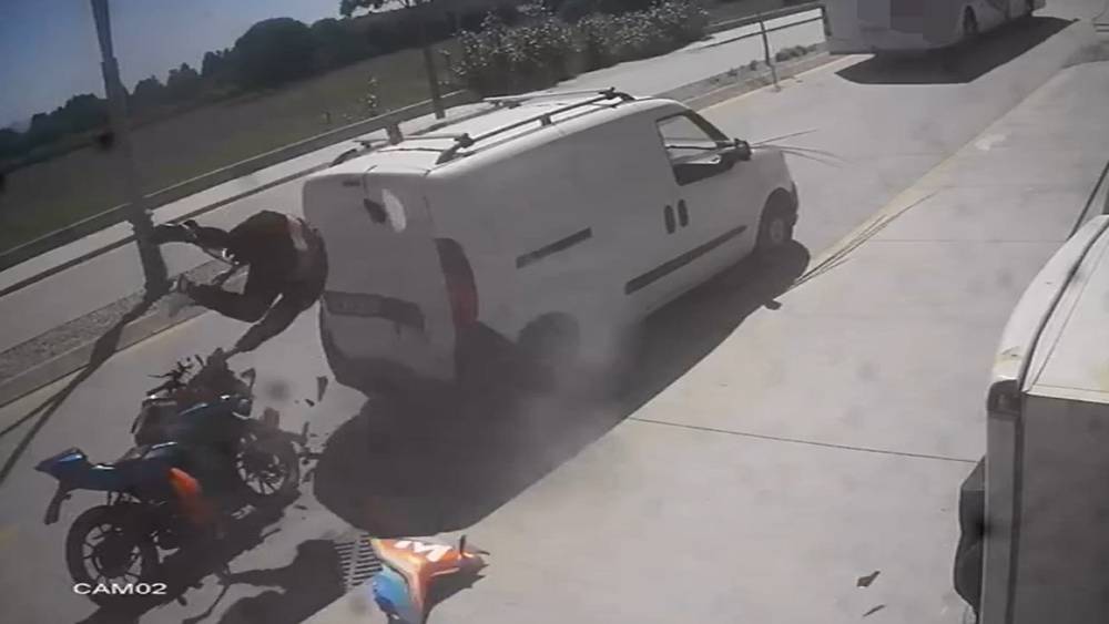 Dat&ccedil;a&rsquo;da park halindeki araca &ccedil;arpan motosiklet s&uuml;r&uuml;c&uuml;s&uuml; yaralandı

