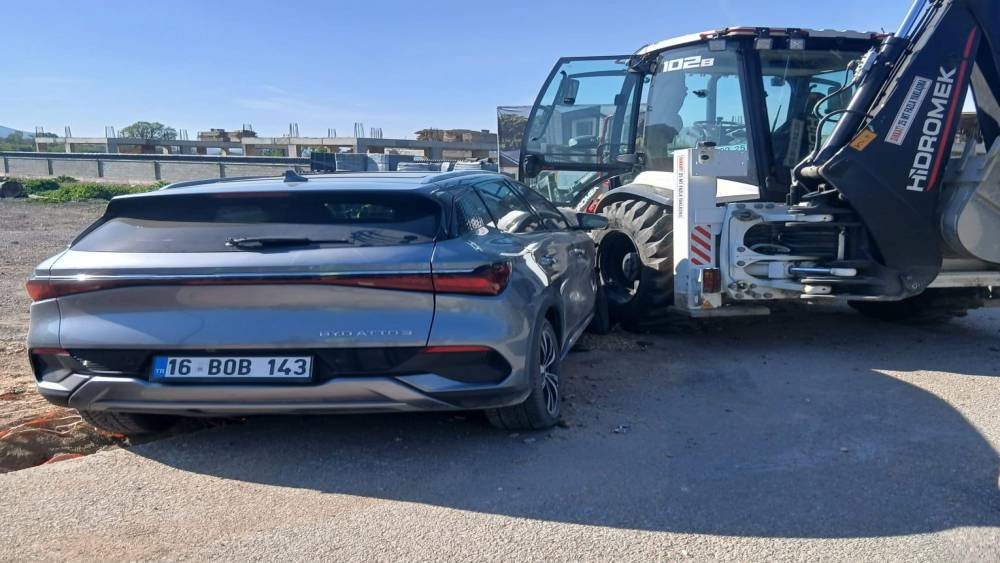 İneg&ouml;l&rsquo;de otomobil iş makinasına &ccedil;arptı: 1 yaralı
