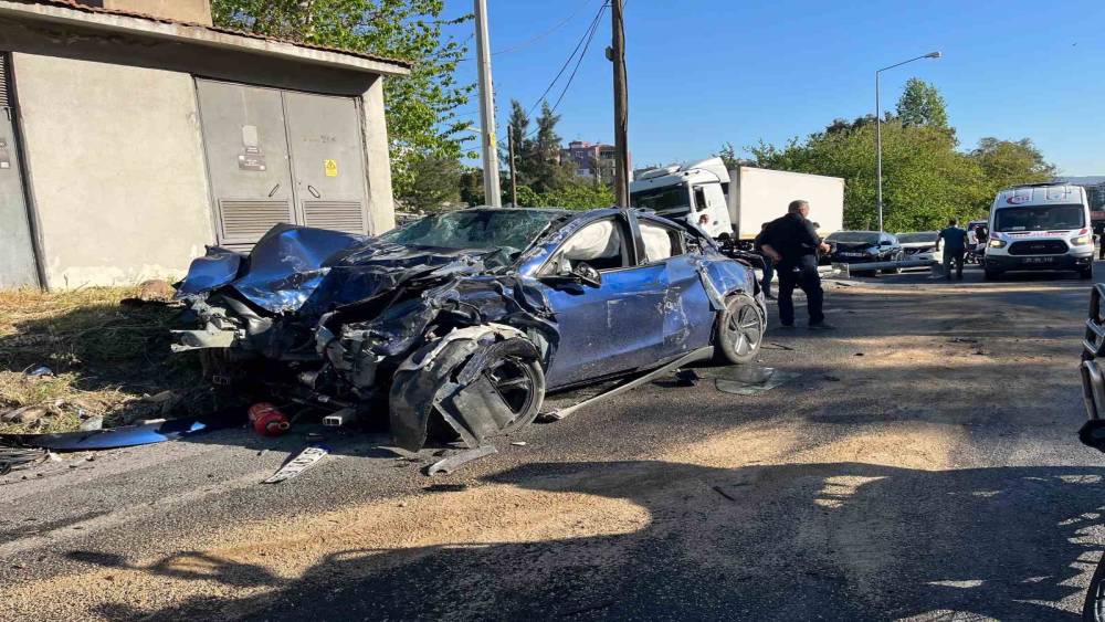 İzmir&rsquo;de freni boşalan tır 10 araca &ccedil;arptı: 1&rsquo;i polis 3 kişi hayatını kaybetti, 5 kişi yaralandı
