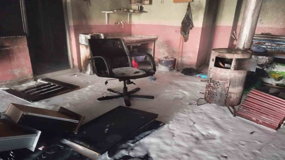 Kelkit&rsquo;te sobaya d&ouml;k&uuml;len tiner parladı: 1 kişi ağır yaralandı
