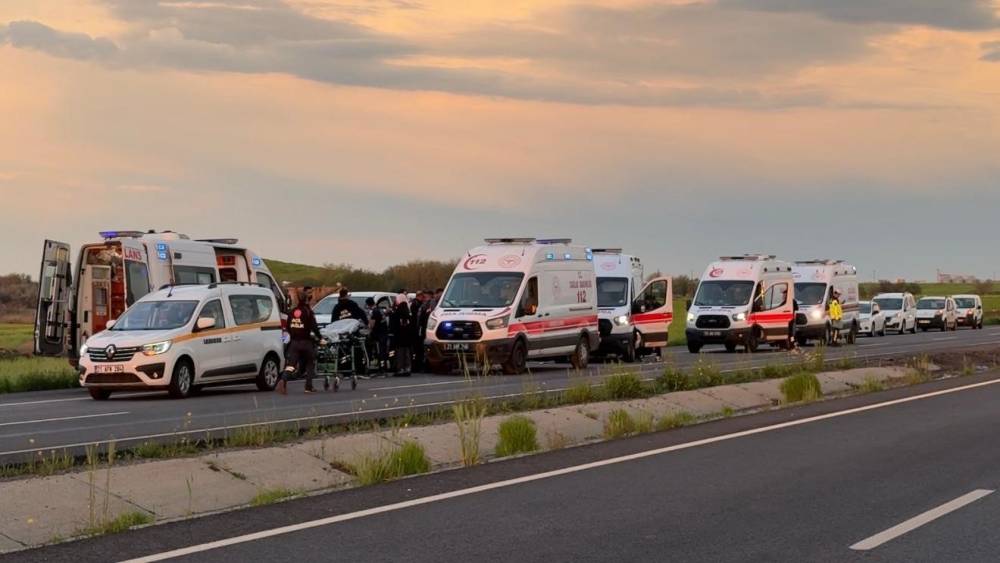 Diyarbakır&rsquo;da faciadan d&ouml;n&uuml;ld&uuml;: Takla atan ara&ccedil;taki 10 kişi yaralandı
