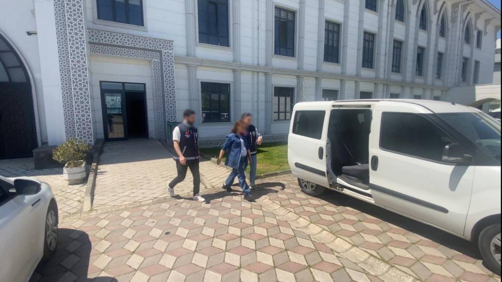 Evden ziynet eşyası ve nakit para &ccedil;alan kadın yakalandı

