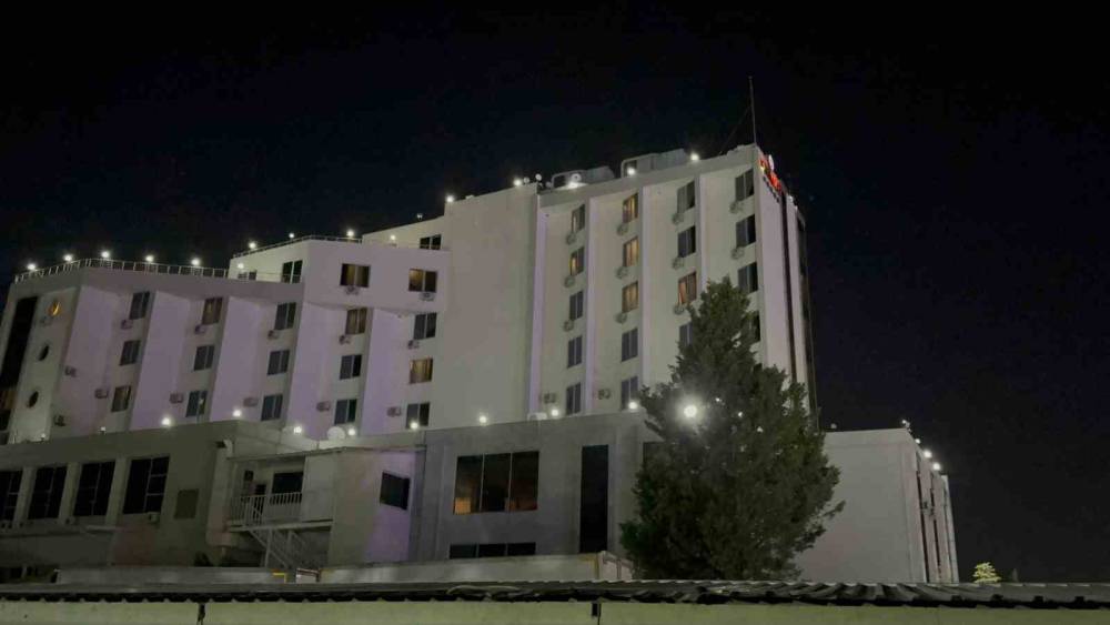 Otelin bah&ccedil;esinde park halindeki karavan alev alev yandı

