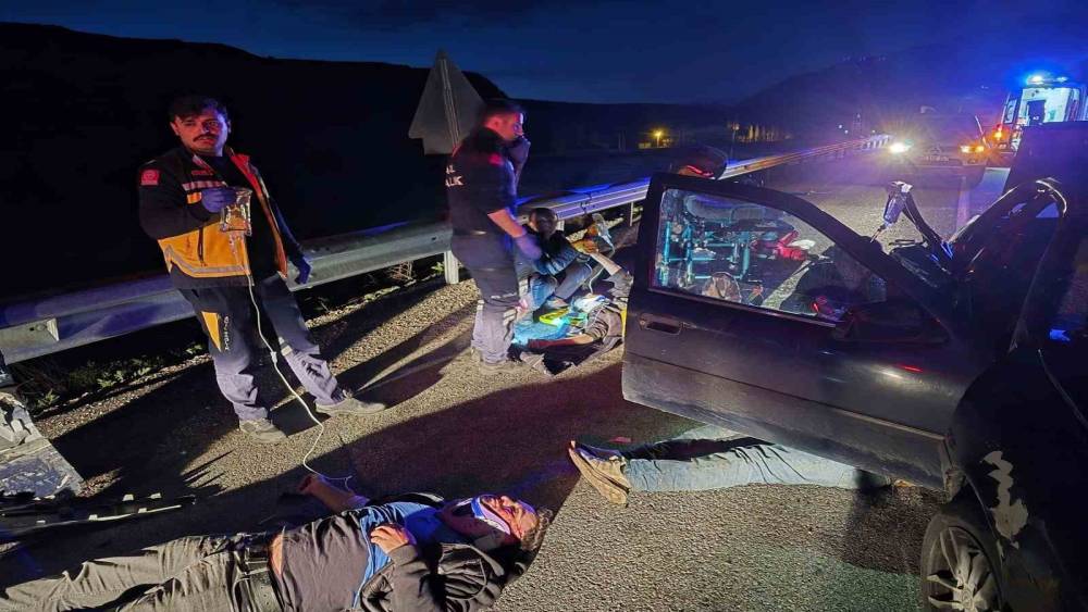 Van&rsquo;da ka&ccedil;ak g&ouml;&ccedil;menleri taşıyan otomobil kaza yaptı: 7 yaralı
