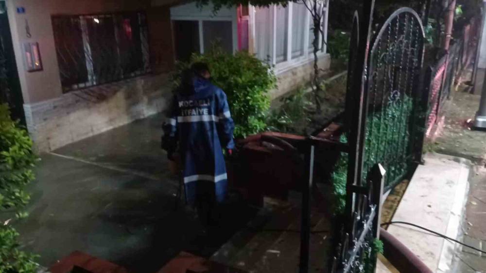 Kocaeli&rsquo;de sağanak etkili oldu: ev ve iş yerlerini su bastı
