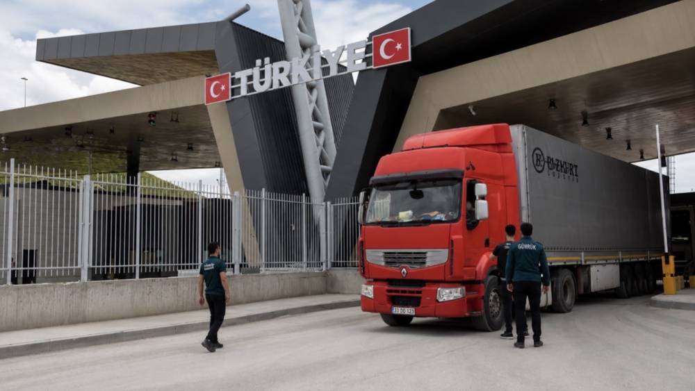 Modern g&ouml;r&uuml;n&uuml;me kavuşan G&uuml;rbulak Sınır Kapısı&rsquo;nda tır trafiği b&uuml;y&uuml;d&uuml;, ticaret hacmi y&uuml;kseldi
