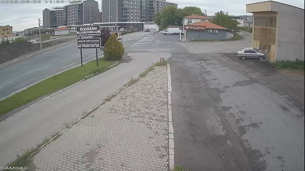 Direksiyonda bayıldı, boş d&uuml;kkana &ccedil;arparak durabildi

