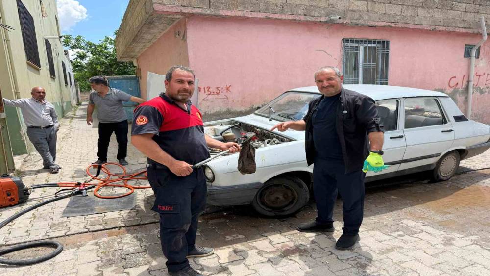 Otomobilin motoruna giren yılanı itfaiye &ccedil;ıkardı
