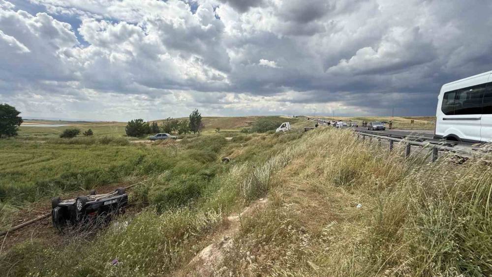 Diyarbakır&rsquo;da iki otomobilin &ccedil;arpıştığı kazada 1 &ouml;l&uuml;, 4 yaralı
