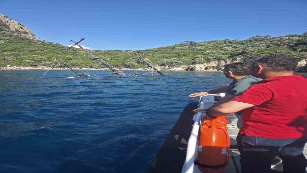 Marmaris&rsquo;te gezi teknesi battı, yolcular tahliye edildi
