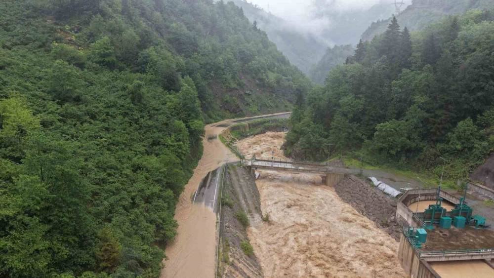 Giresun&rsquo;da sağanak nedeniyle yol ulaşıma kapatıldı
