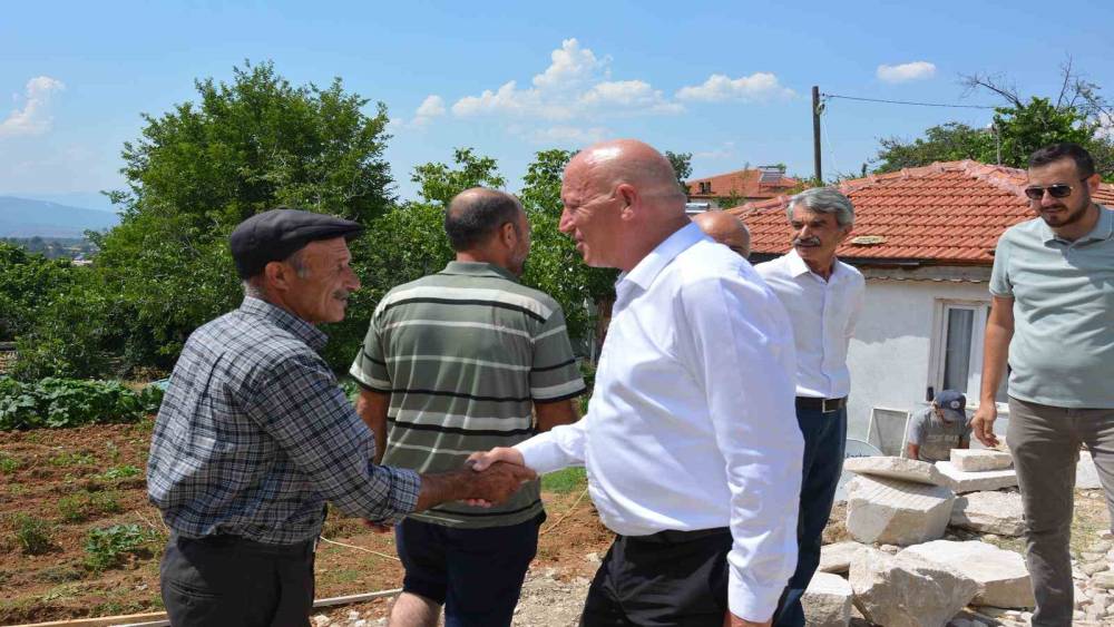 Başkan Kumral mahallelerde s&uuml;ren &ccedil;alışmaları yerinde inceledi

