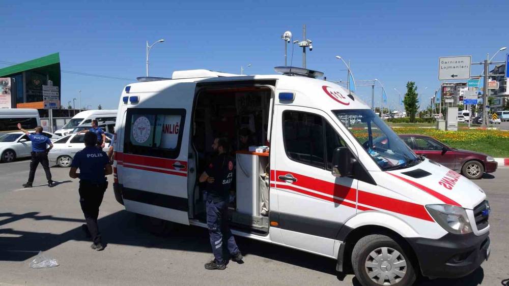 Sivil polis aracı ile motosiklet &ccedil;arpıştı: 1 yaralı
