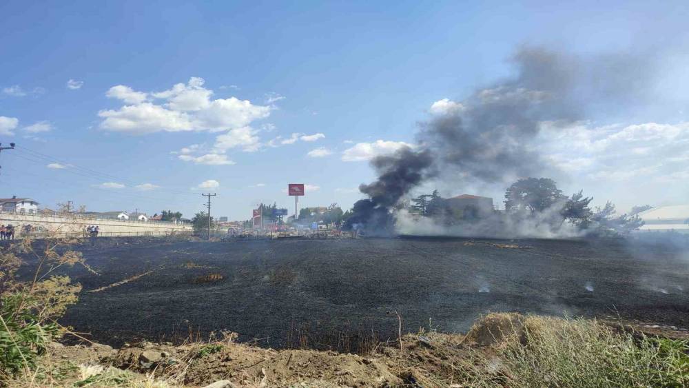 Keşan&rsquo;da buğday tarlasında &ccedil;ıkan yangın akaryakıt istasyonuna sı&ccedil;ramadan s&ouml;nd&uuml;r&uuml;ld&uuml;
