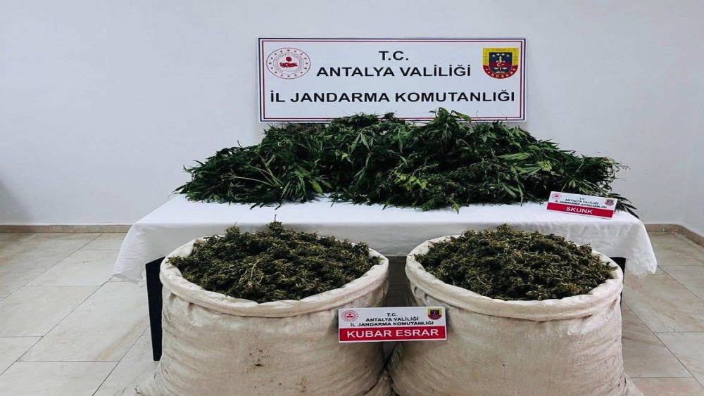 Antalya&rsquo;da uyuşturucu operasyonunda 11 kilo 100 gram kubar esrar ele ge&ccedil;irildi
