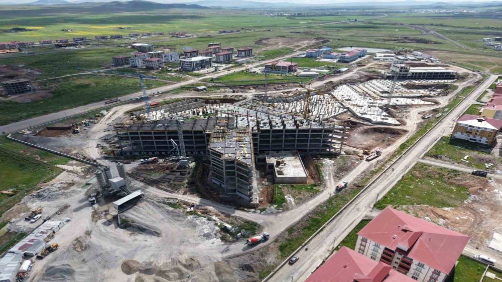 500 Yataklı Kars B&ouml;lge Hastanesi y&uuml;kseliyor: Kars sağlıkta yeni bir d&ouml;neme hazırlanıyor
