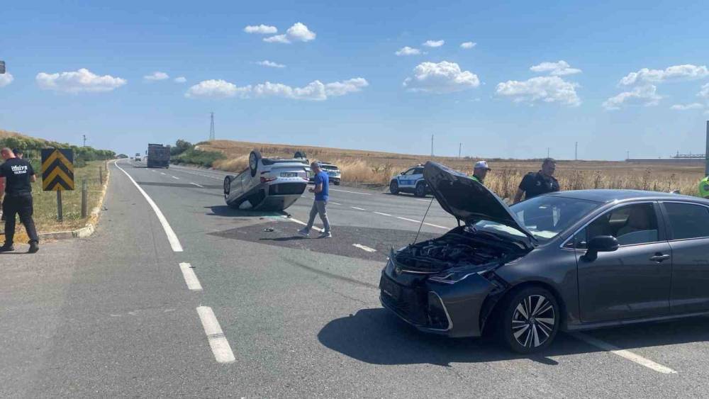 Muratlı&rsquo;da kavşakta iki otomobil &ccedil;apıştı: 3 yaralı
