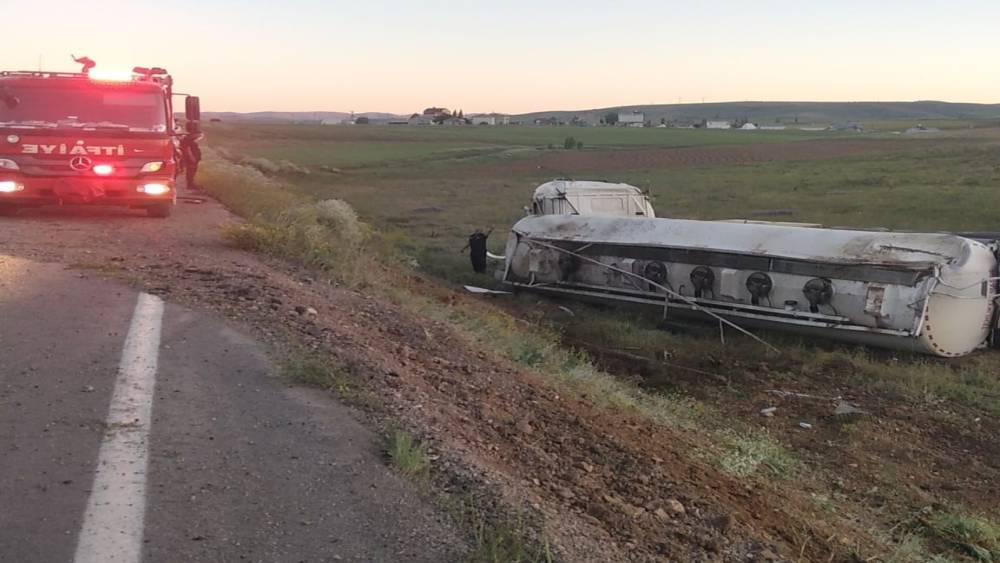 Bayburt&rsquo;ta yakıt y&uuml;kl&uuml; tanker devrildi: 1 yaralı
