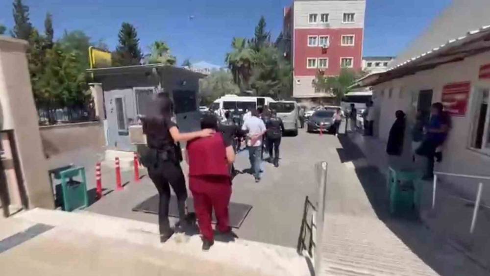 Şanlıurfa&rsquo;da vatandaşları iş bulma vaadiyle dolandıran 5 kişi tutuklandı
