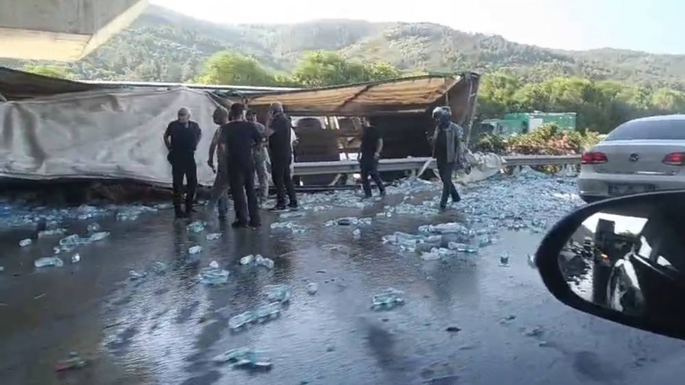 Su y&uuml;kl&uuml; tır hızlı tren k&ouml;pr&uuml;s&uuml; ayağına &ccedil;arptı : S&uuml;r&uuml;c&uuml; hayatını kaybetti

