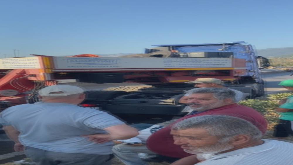 Hatay&rsquo;da devrilen tır yolu trafiğe kapattı, uzun ara&ccedil; kuyruğu oluştu
