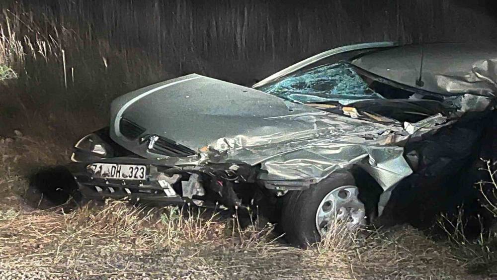 Otomobil, trakt&ouml;re arkadan &ccedil;arptı: 1 &ouml;l&uuml;, 2 yaralı
