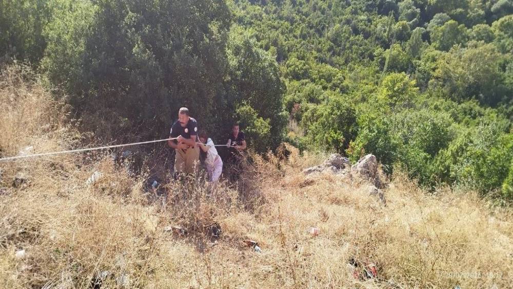 Defne&rsquo;de indiği u&ccedil;urumdan &ccedil;ıkamayan vatandaşı itfaiye kurtardı
